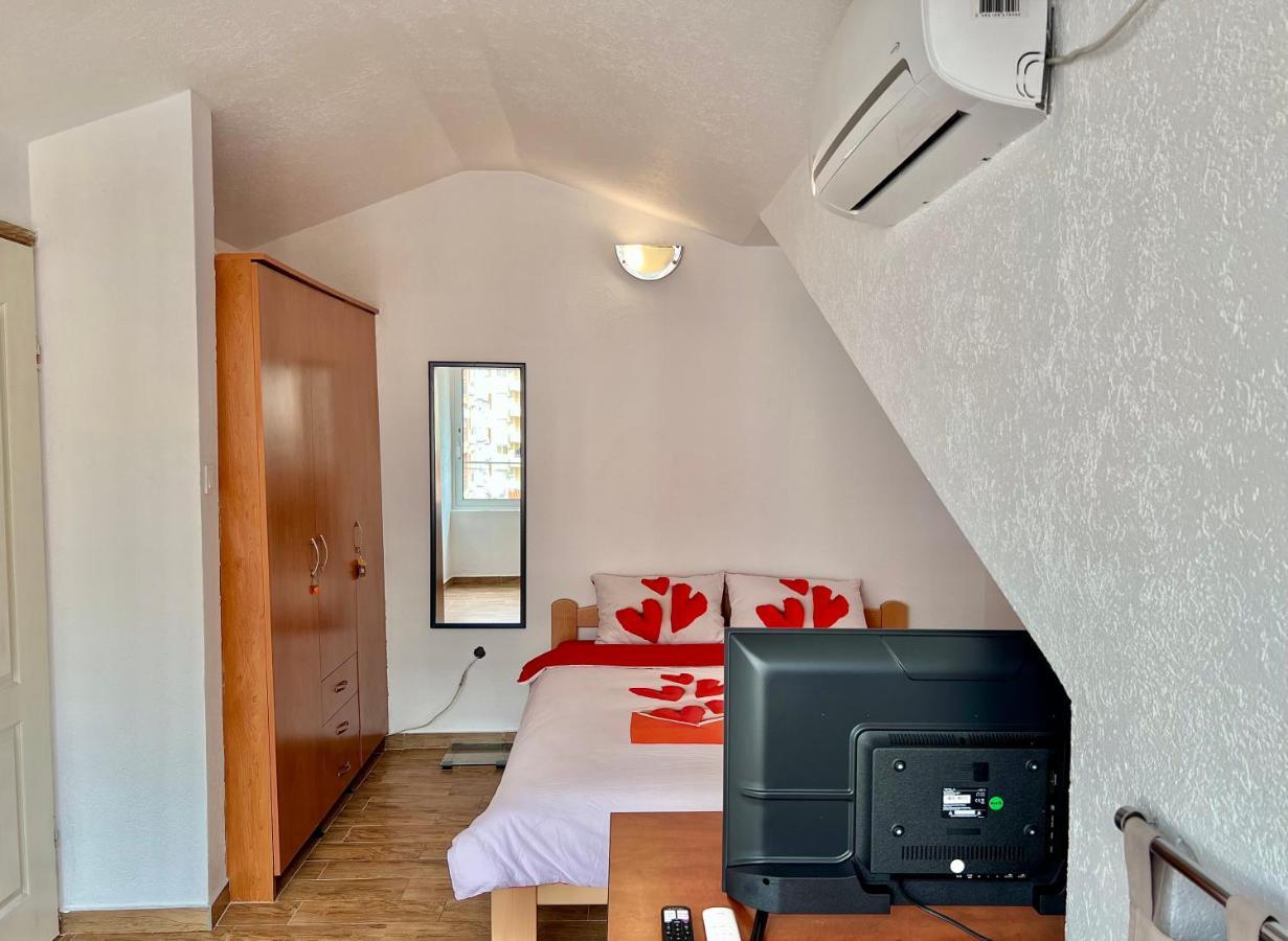 Homestay Mark - Double Bed Room - Shared Bathroom And Kitchen Budva Exterior photo