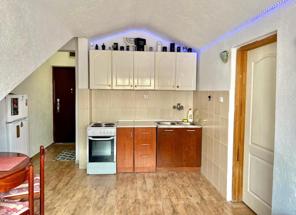 Homestay Mark - Double Bed Room - Shared Bathroom And Kitchen Budva Exterior photo